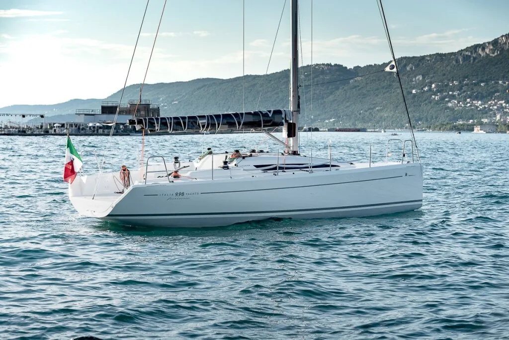 ITALIA 998 sailing