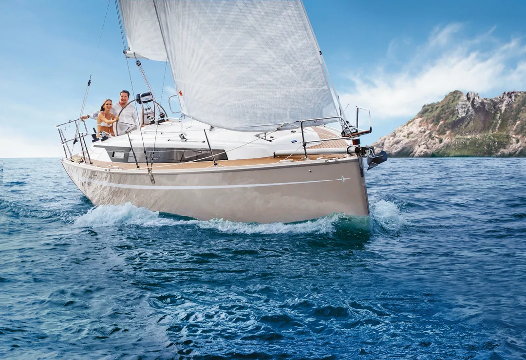 BAVARIA CRUISER 34 sailing