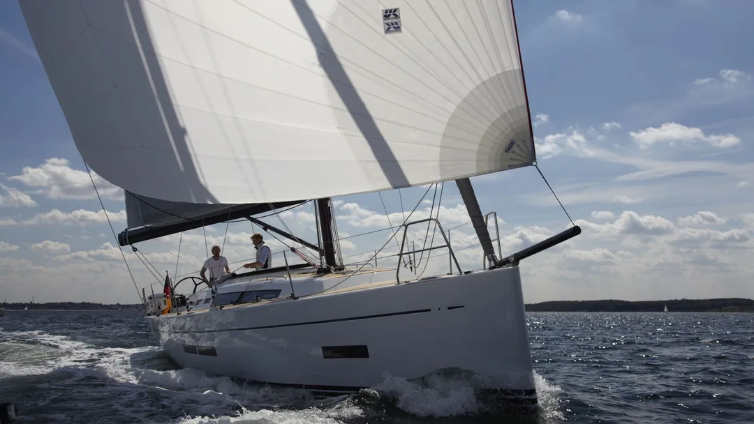 SOLARIS 37 sailing