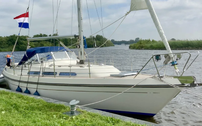 ROYAL 33 sailing