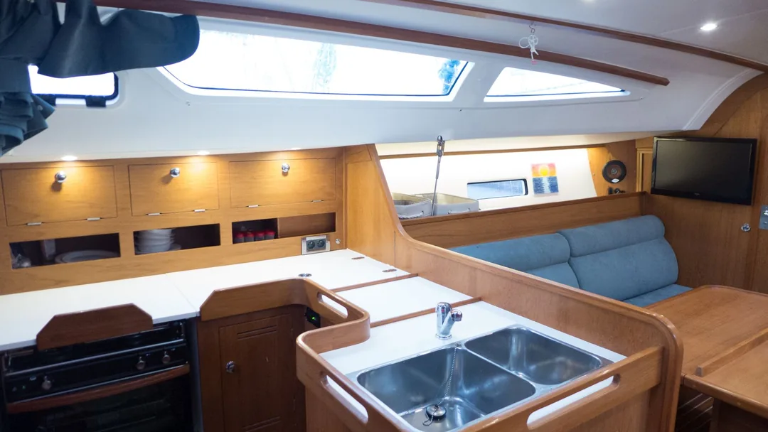 WAUQUIEZ OPIUM 39 sailing