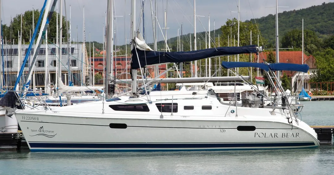 HUNTER 326 sailing