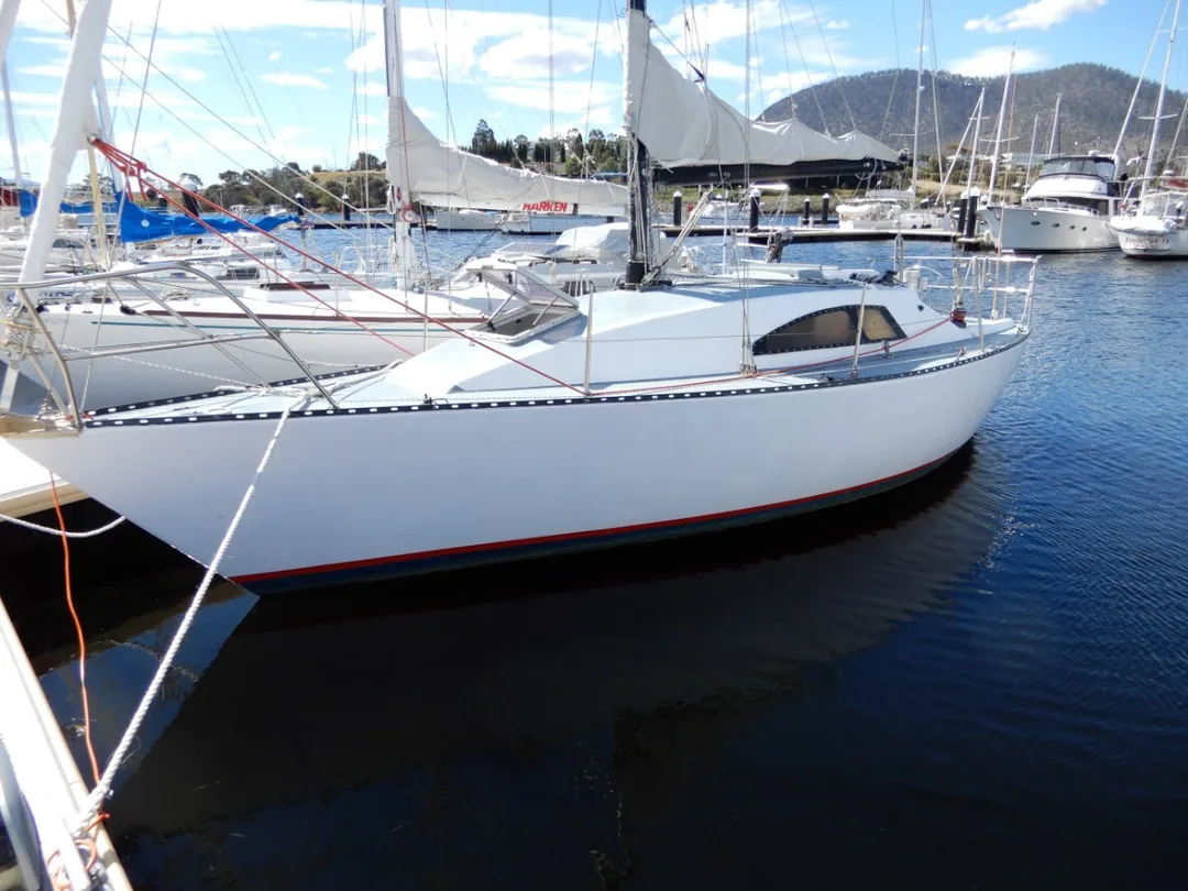 STARLIGHT 30 sailing