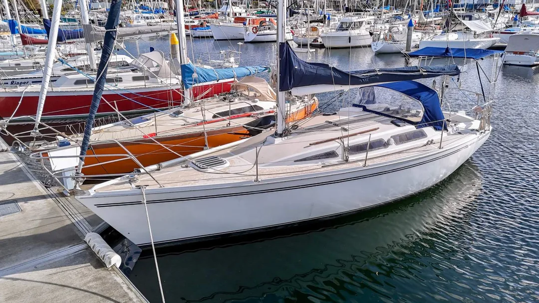 NORTHSHORE 33 sailing