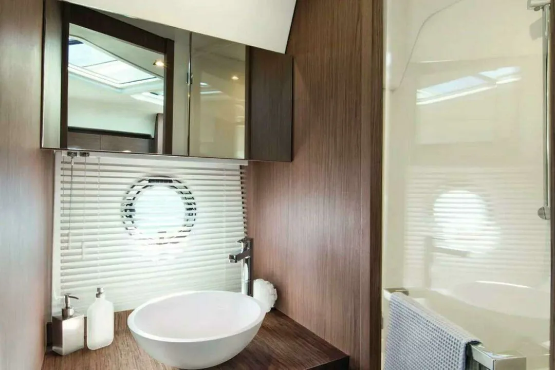 BENETEAU 42 sailing