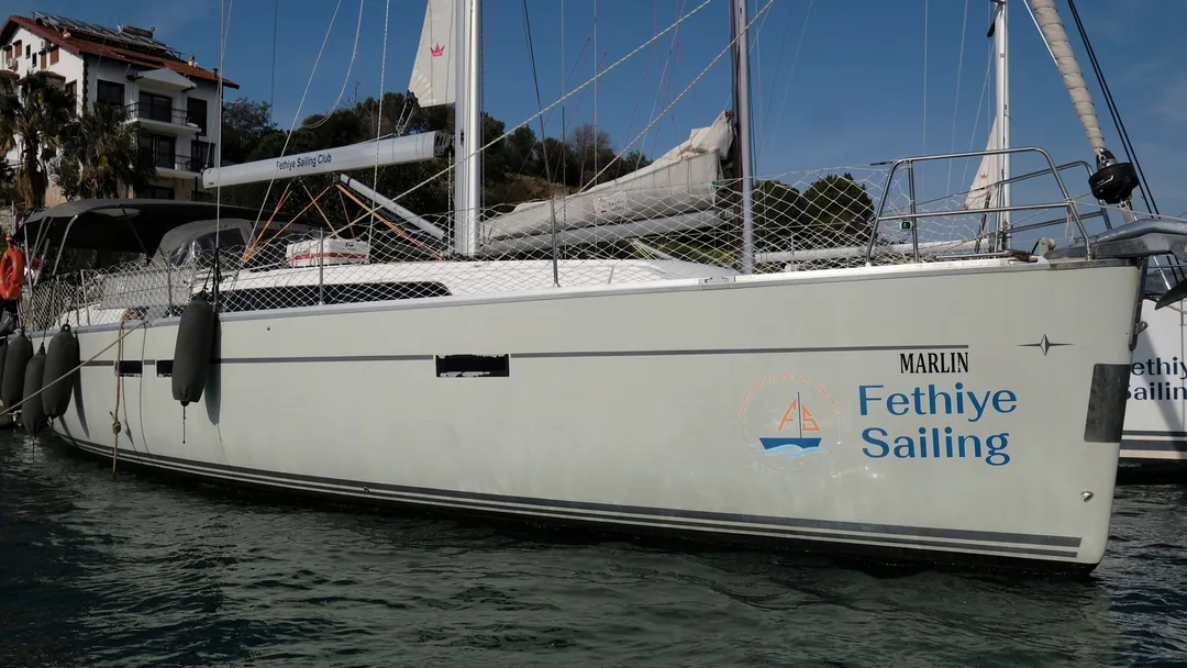 CRUISER 46 sailing