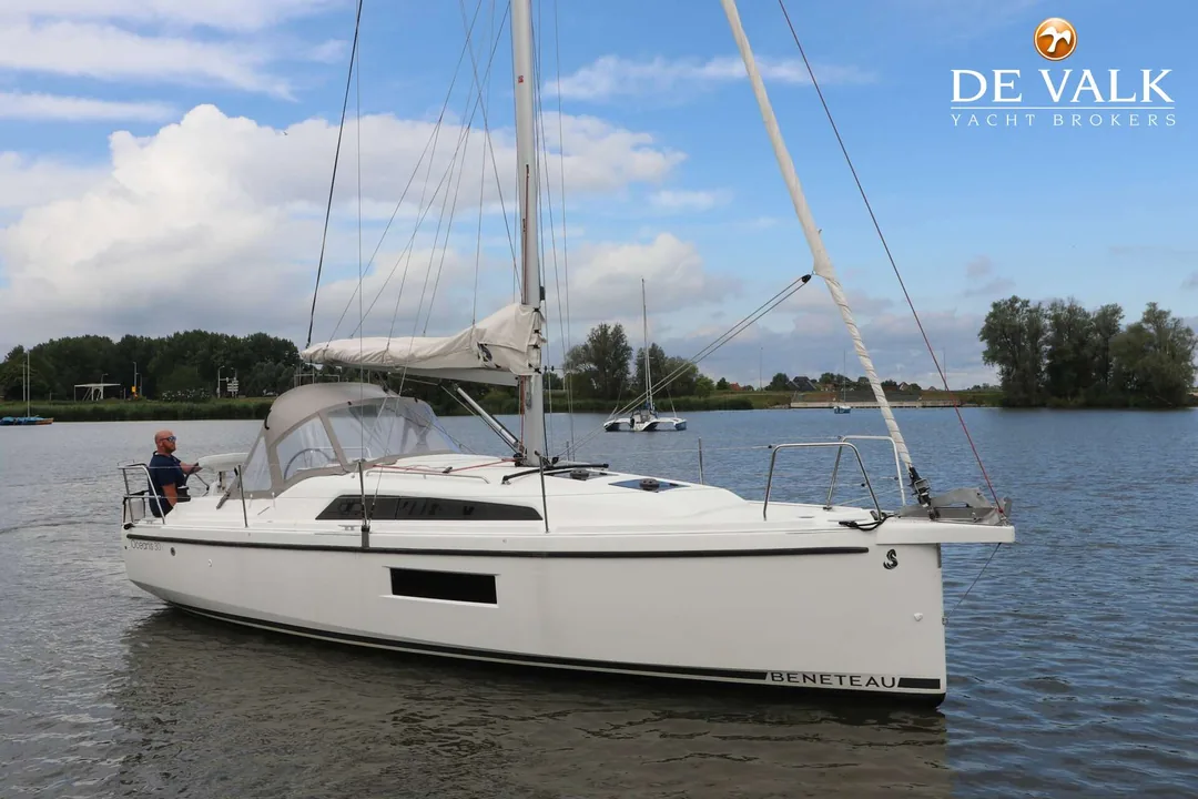 OCEANIS 30.1 sailing