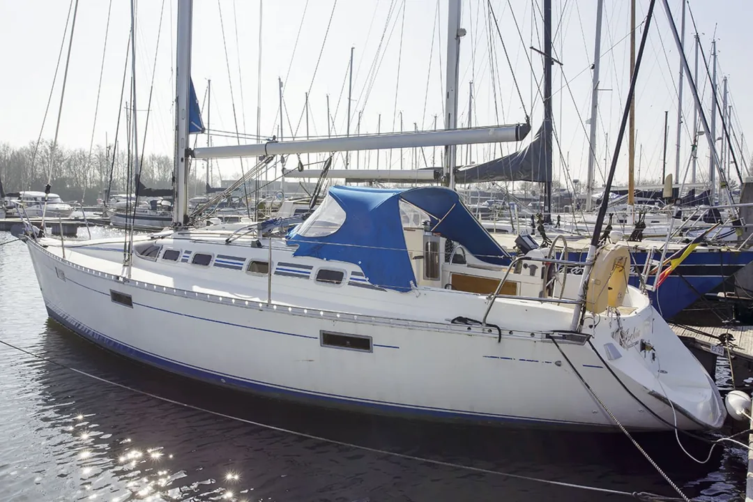 OCEANIS 370 sailing