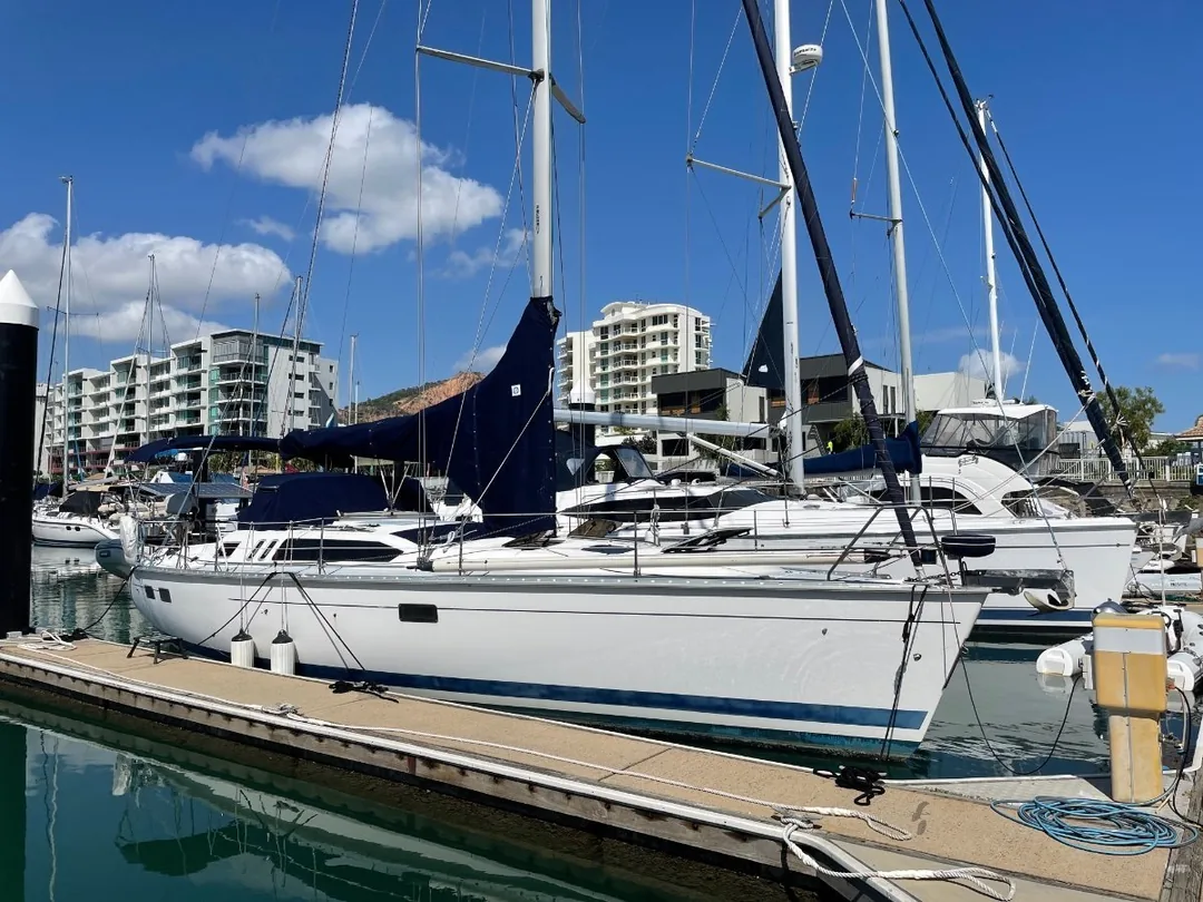 HUNTER LEGEND 40.5 sailing