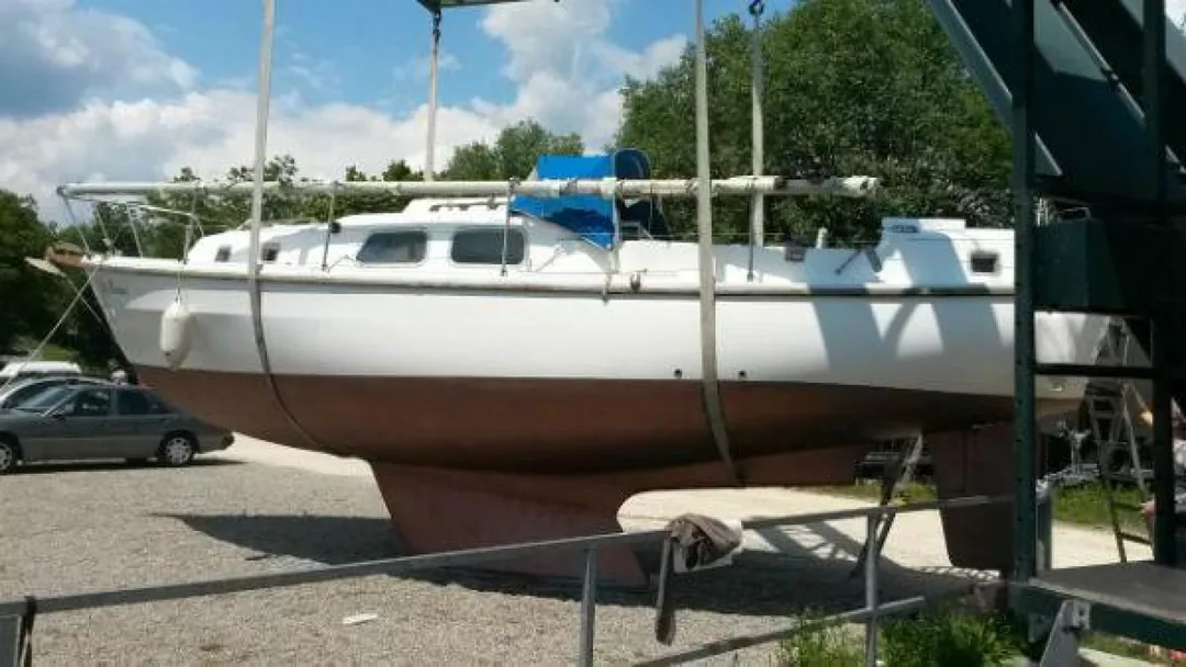 RENOWN 32 sailing