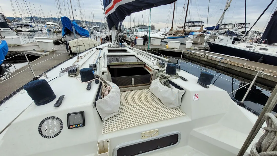 C&C 37 sailing