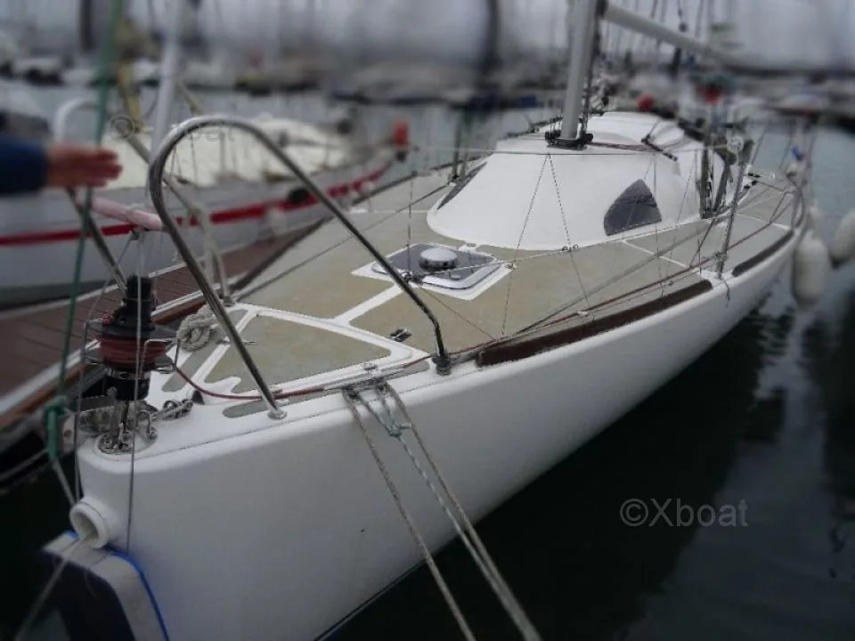 BONGO 870 sailing