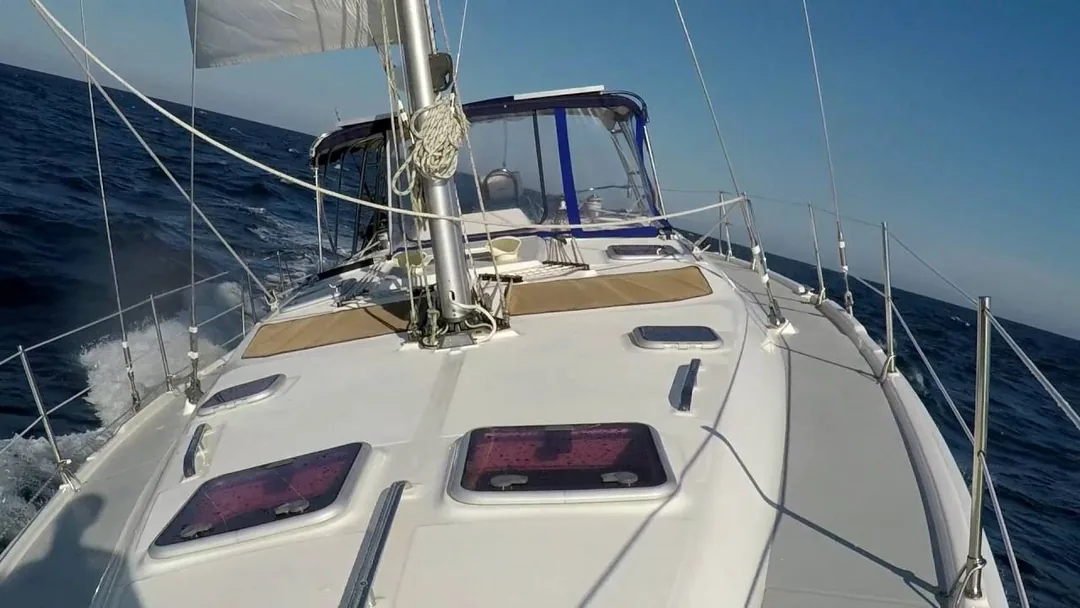 HUNTER 466 sailing