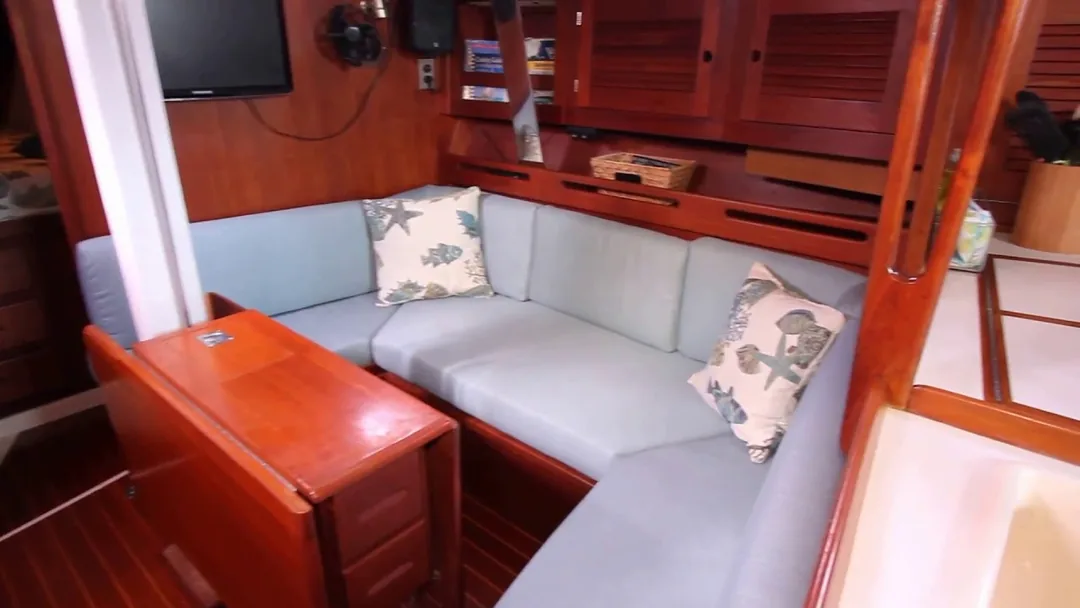 TARTAN 372 sailing