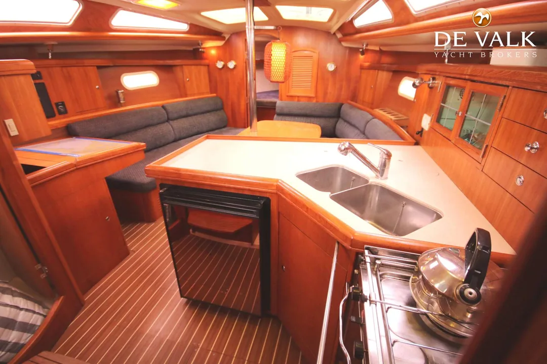 HUNTER 36 sailing