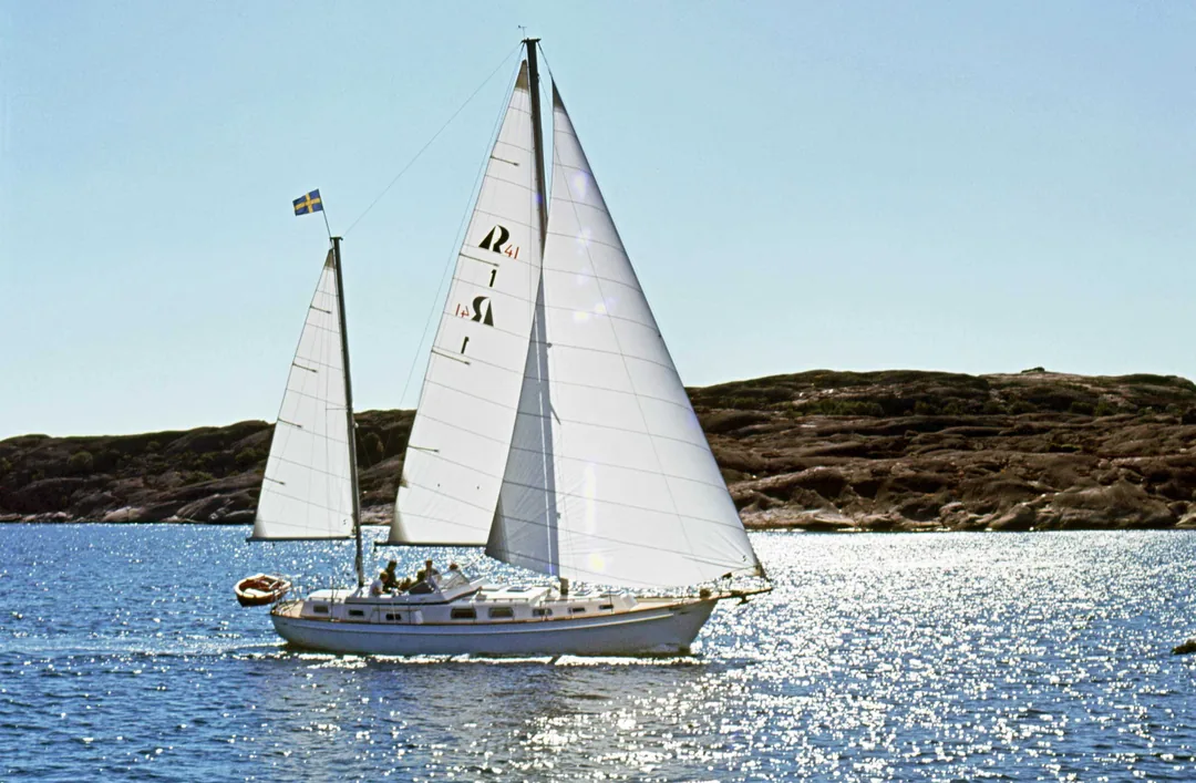 HALLBERG-RASSY 41 sailing