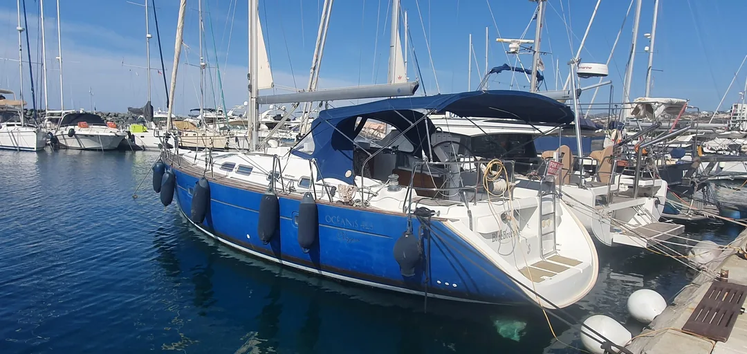 BENETEAU 423 sailing
