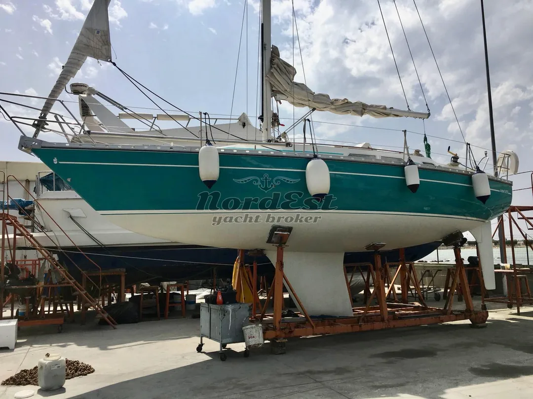 COMET 10.50 sailing