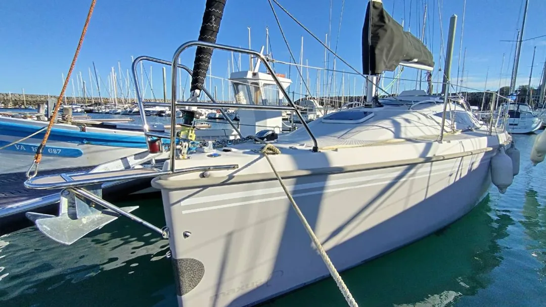 MAXUS 28 sailing