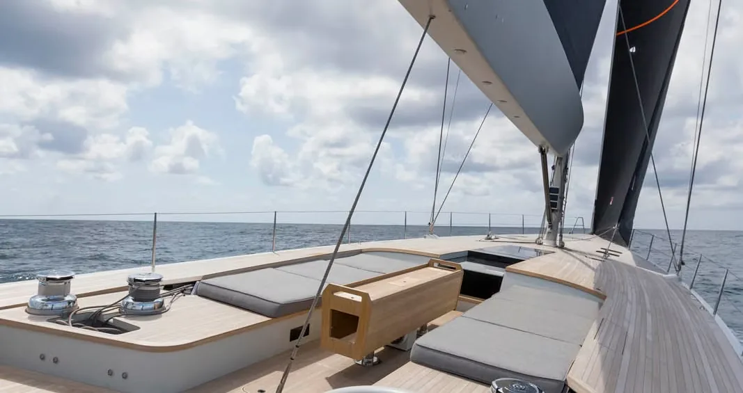MAXI DOLPHIN 75 sailing