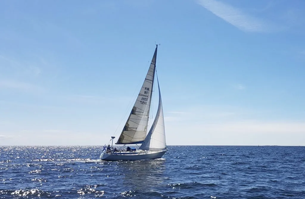 AVANCE 40 sailing
