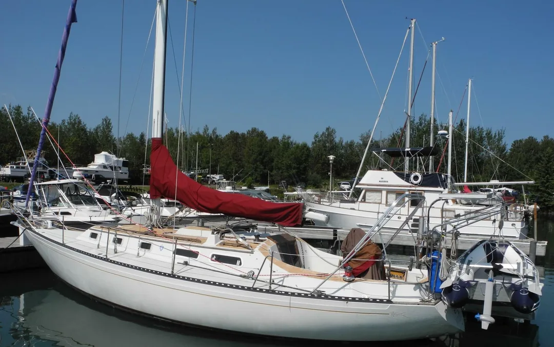 ISLANDER 36 sailing