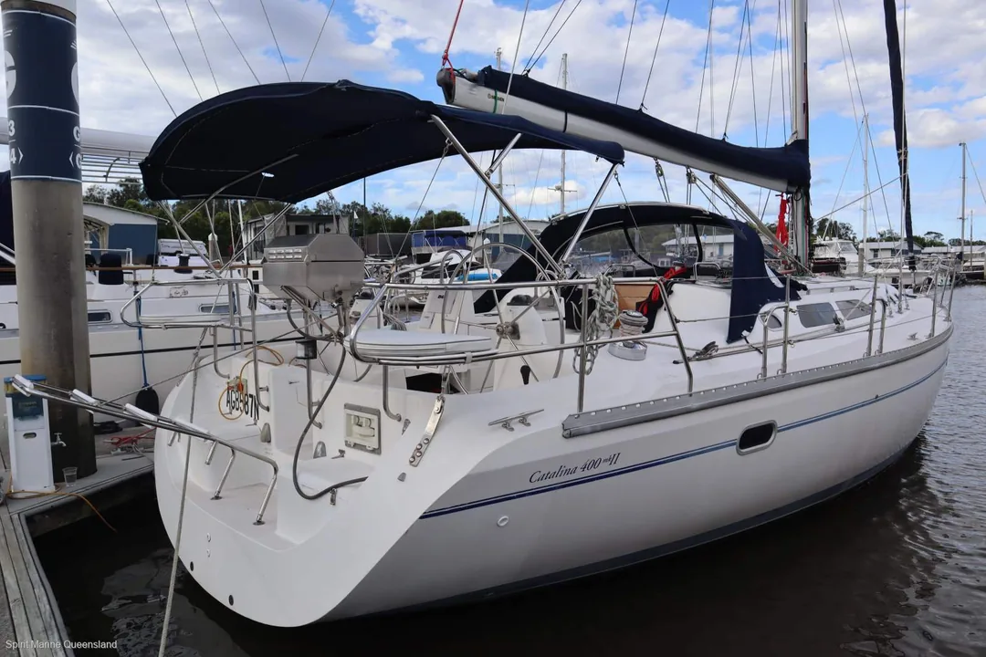 CATALINA 400 sailing