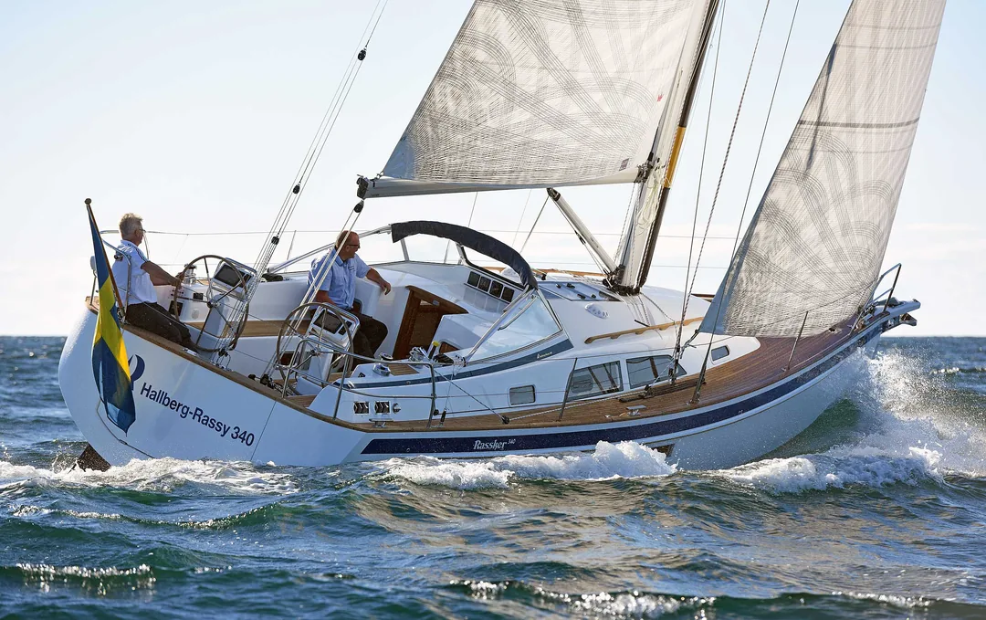 HALLBERG RASSY 340 sailing