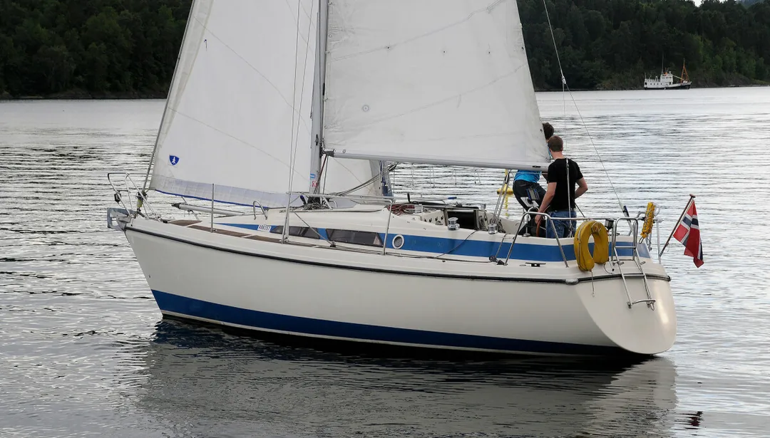 BAVARIA 890 sailing