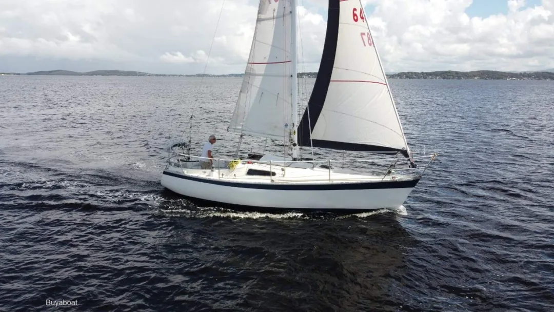 HOOD HALVORSEN 25 sailing