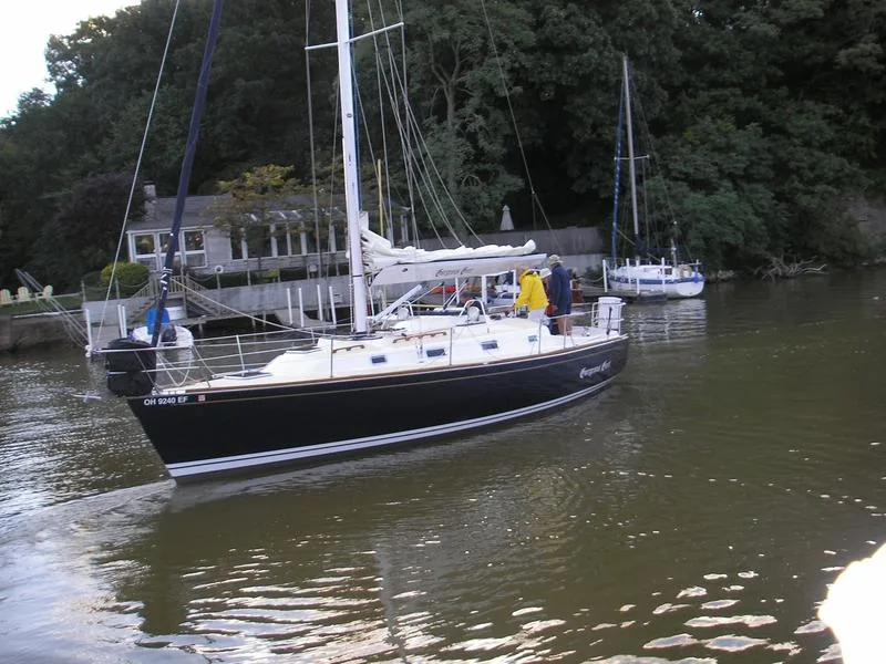 TARTAN 3400 sailing