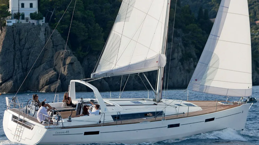 OCEANIS 4 sailing