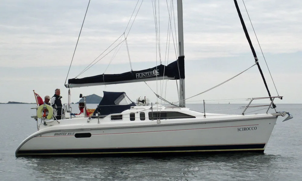 HUNTER 28.5 sailing