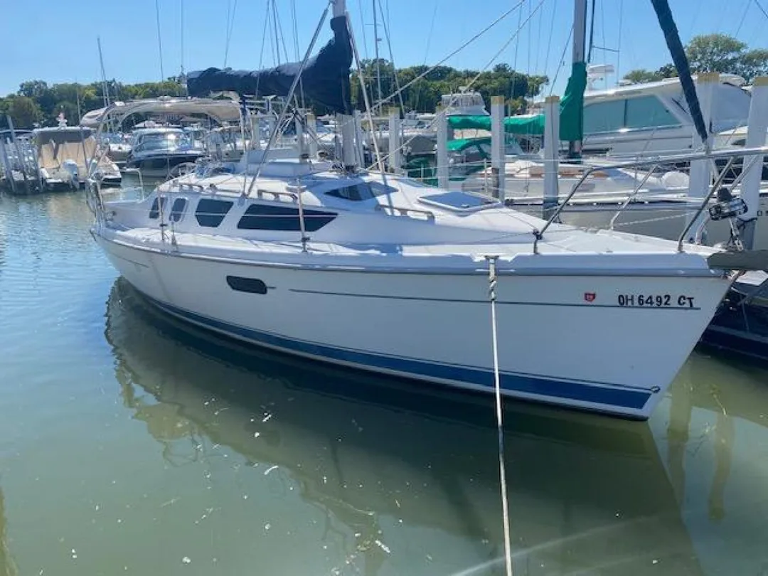 HUNTER 320 sailing