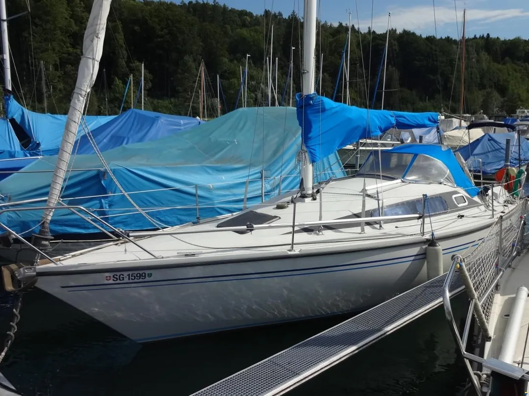 COMET 860 sailing