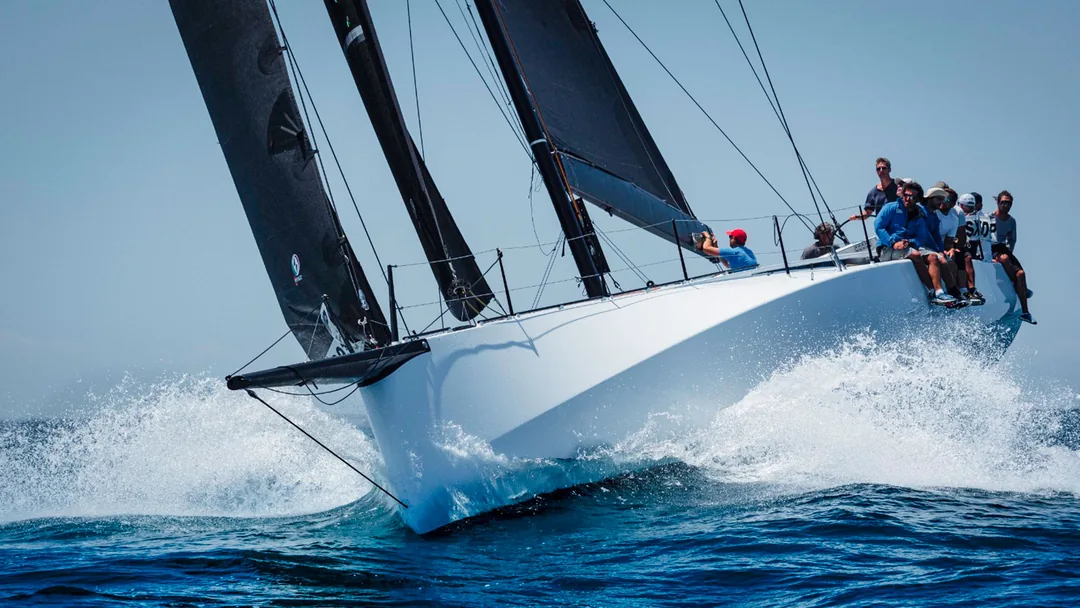 NEO 570 sailing
