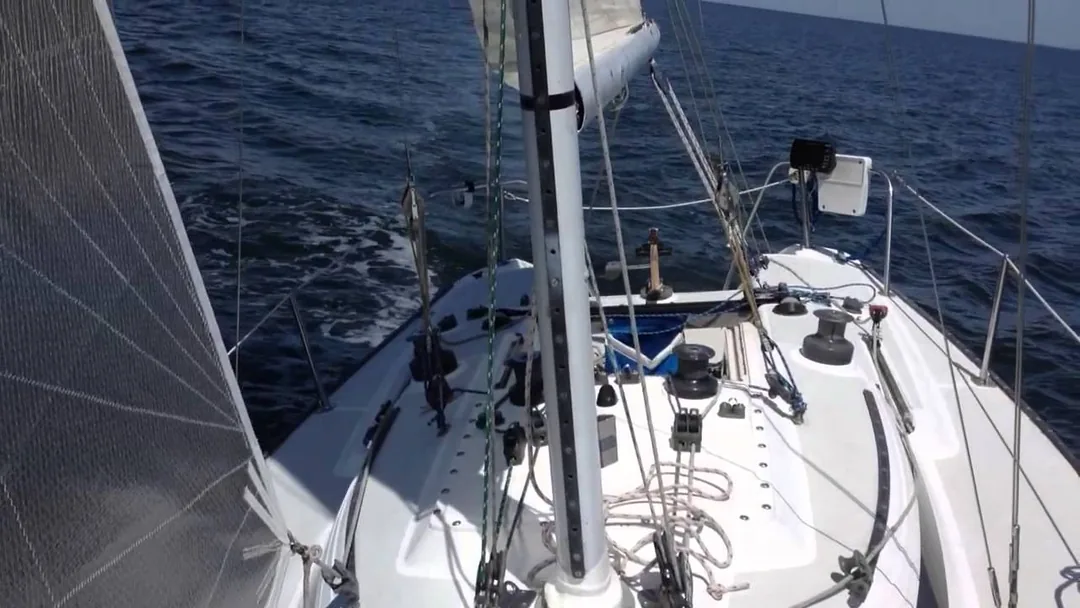 SOVEREL 27 sailing