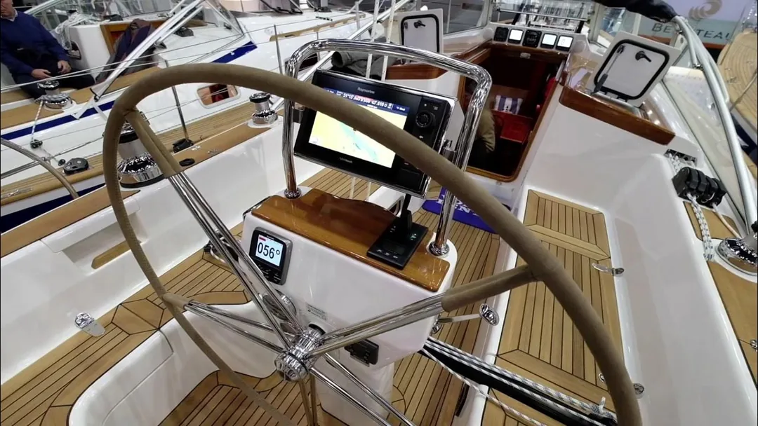 HALLBERG-RASSY 372 sailing