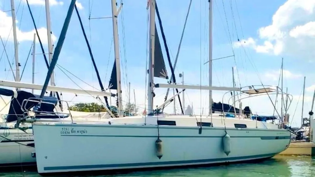BAVARIA CRUISER 32 sailing