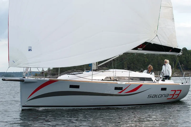 SALONA 33 sailing
