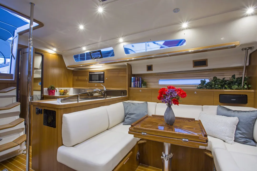 CATALINA 425 sailing