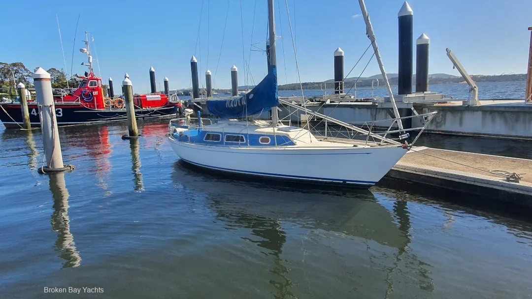 CONTESSA 25 sailing