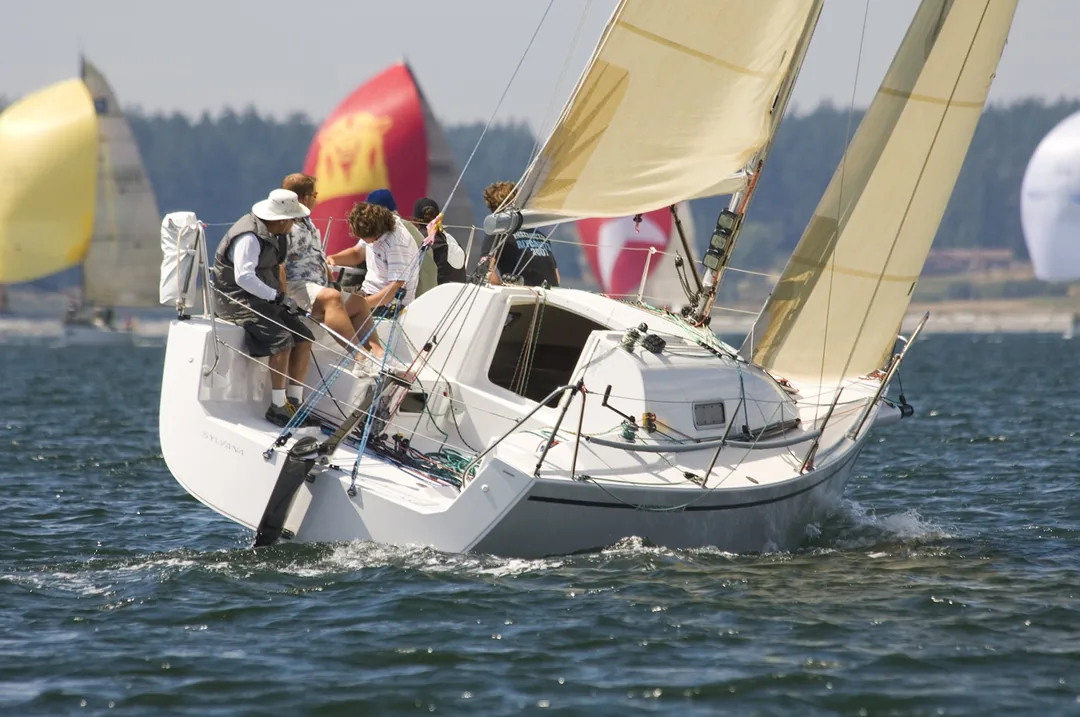 ANDREWS 28 sailing