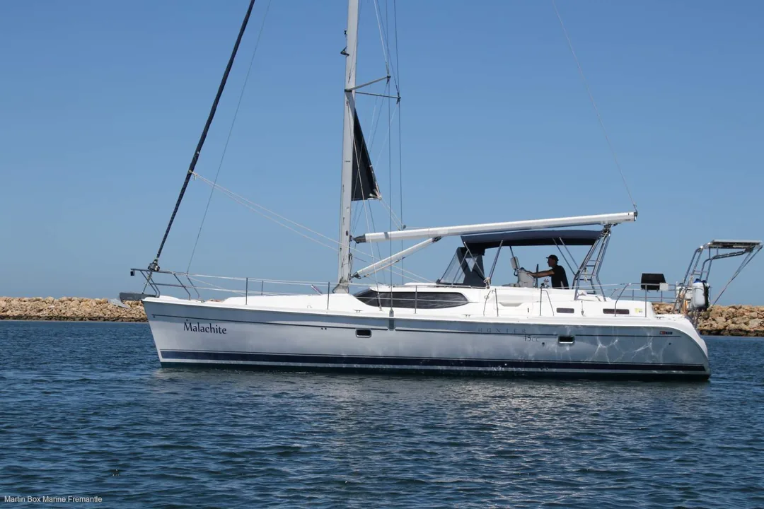 HUNTER 45 sailing