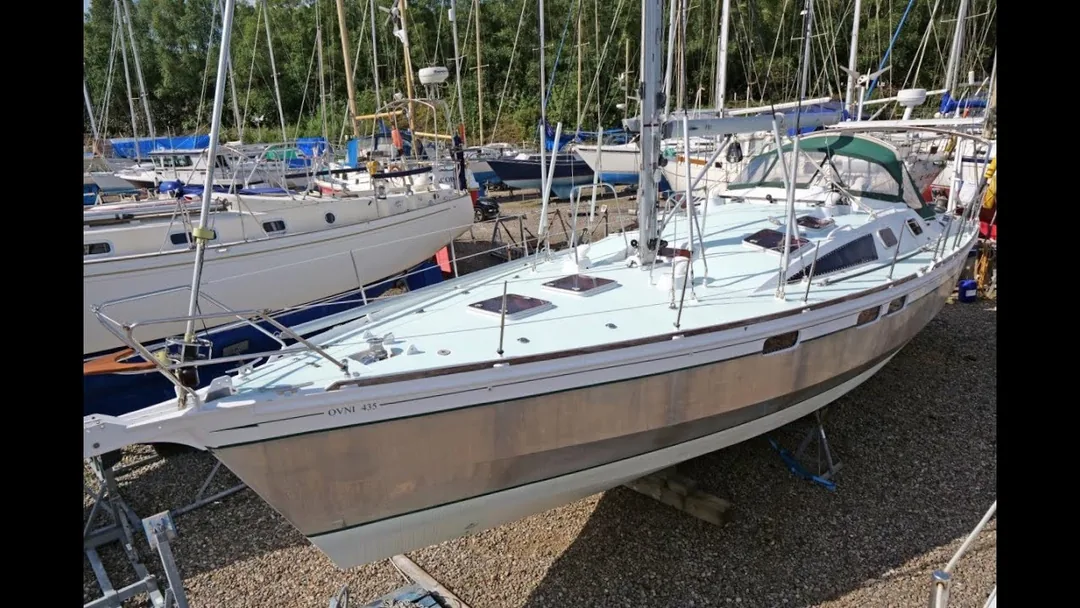 OVNI 435 sailing