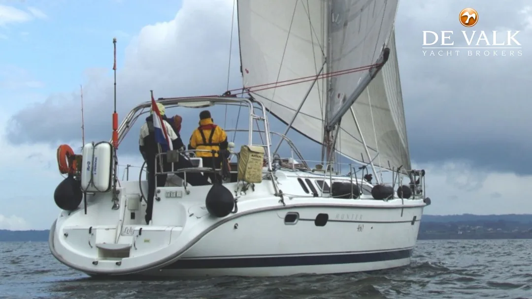 HUNTER 460 sailing