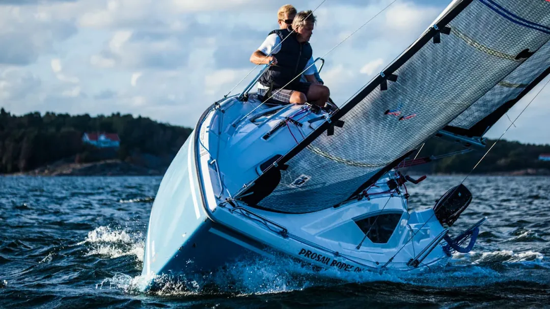 MAXUS 22 sailing