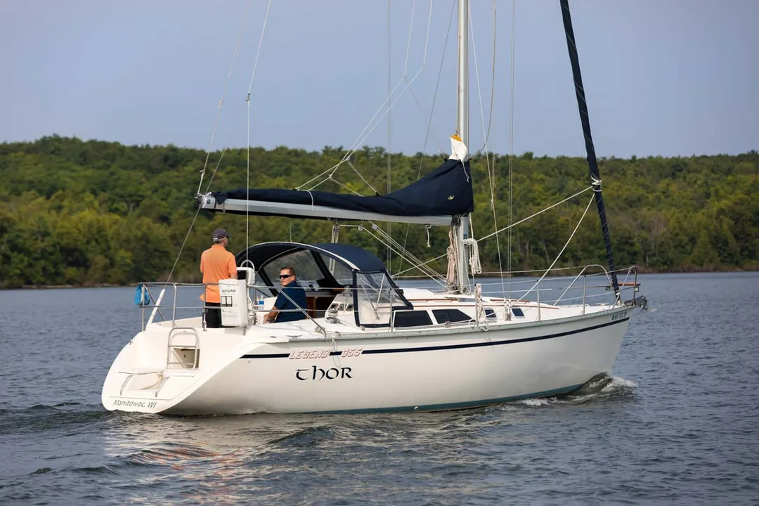 HUNTER 35.5 sailing