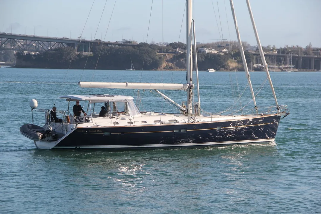 BENETEAU 523 sailing