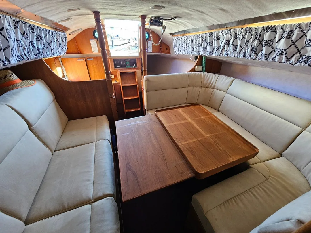 VIKING 30 sailing